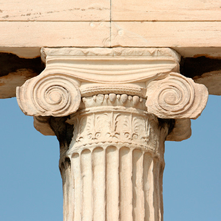 Capitel jónico del Erecteo, en Atenas.