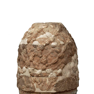 Una de las réplicas antiguas en mármol del ónfalo, preservada en el Museo Arqueológico de Delfos.